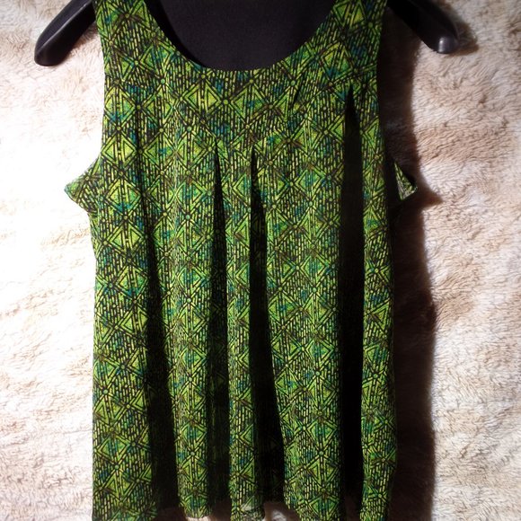 Green geometric print pleated semi sheer top over black lining L - Picture 1 of 5